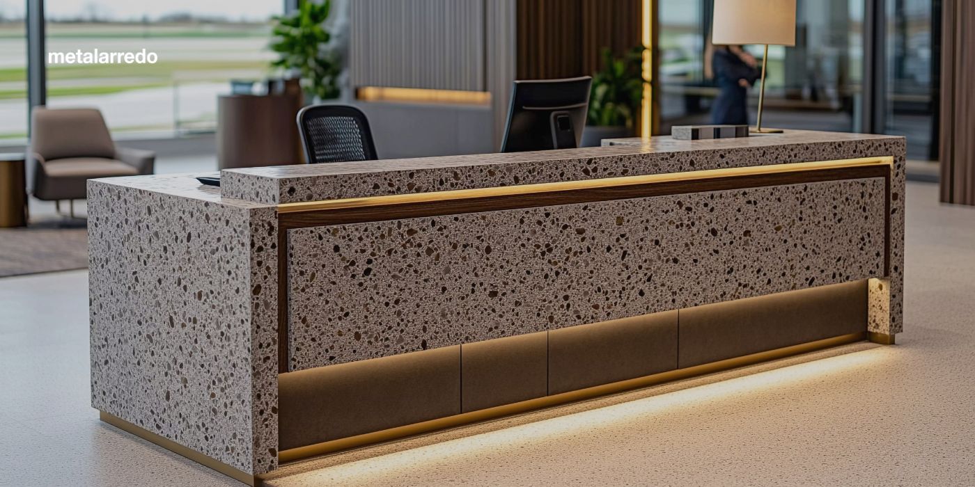 Profili LED integrati in mobili e pareti attrezzate che illuminano superfici in legno e laccato, evidenziando texture e finiture con luce uniforme e calda.